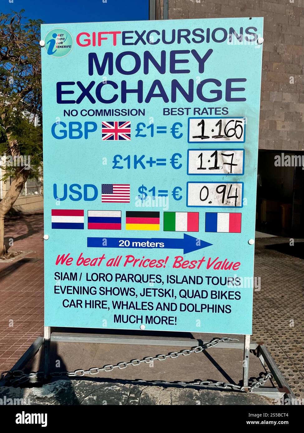 Cartellonistica esterna che pubblicizza i tassi di cambio per sterline inglesi (GBP), euro (EUR) e dollaro statunitense (USD) a Tenerife. 11 gennaio 2025. - Immagine stock catturata con smartphone