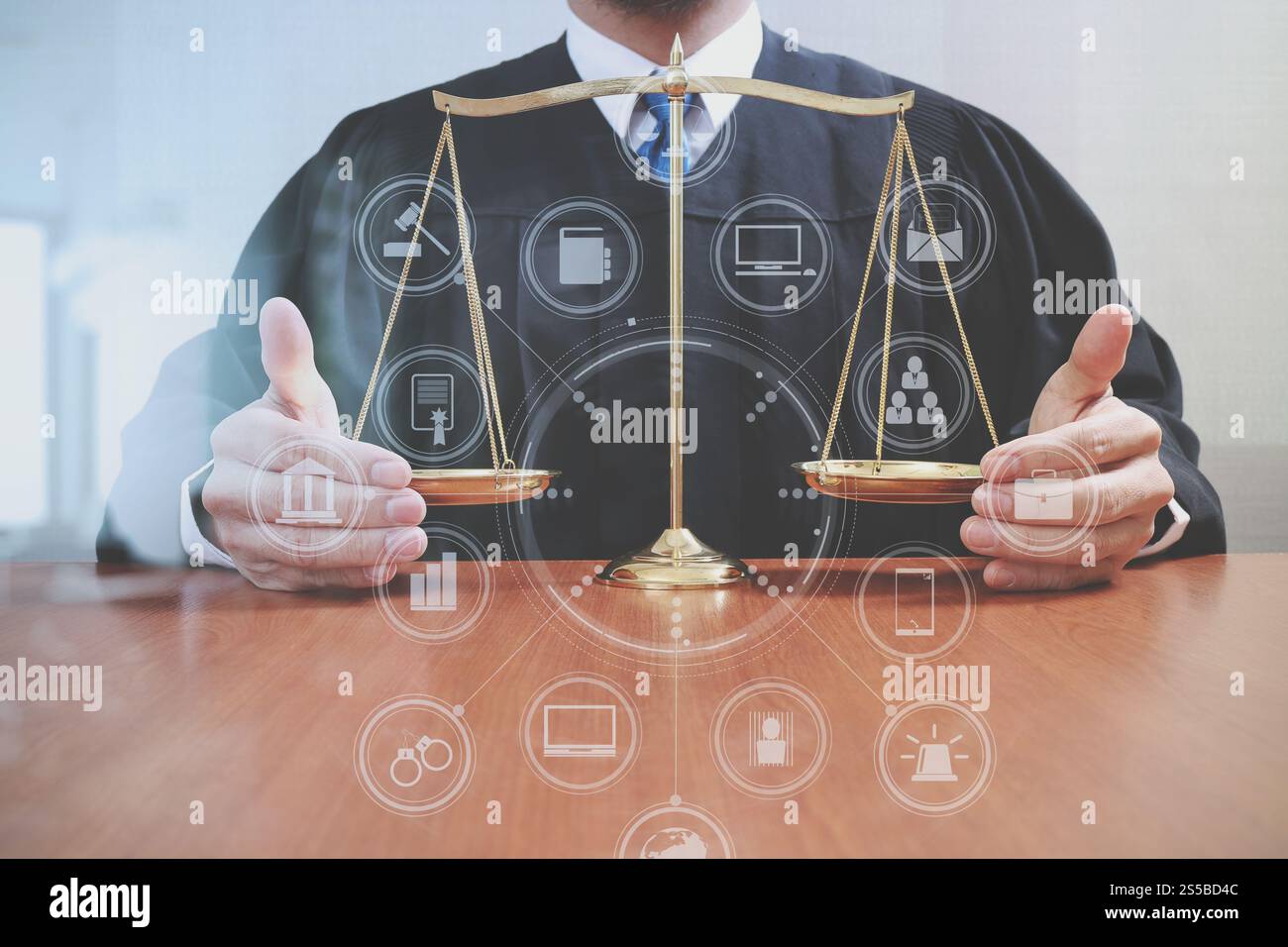 concetto di giustizia e diritto. Giudice maschile in un'aula di tribunale con il tavolo in legno di scaleone bilancia, icone grafiche virtuali diagramma a schermo Foto Stock