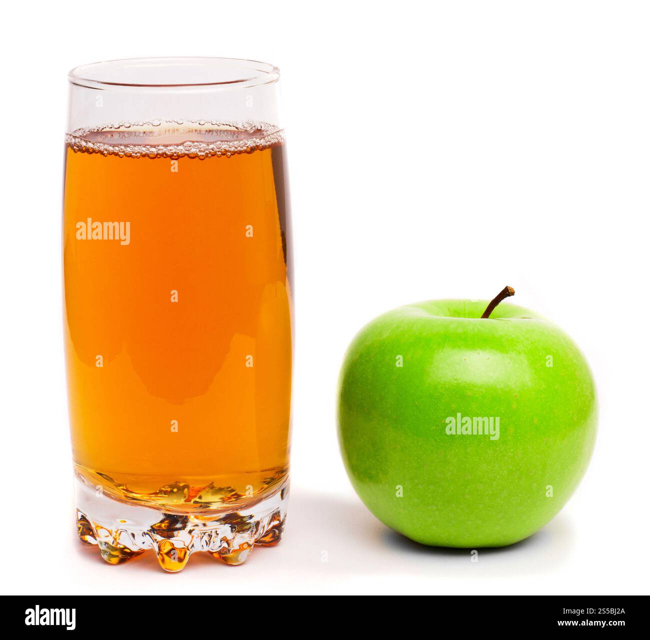 bicchiere di succo di mela e mele verdi isolate Foto Stock