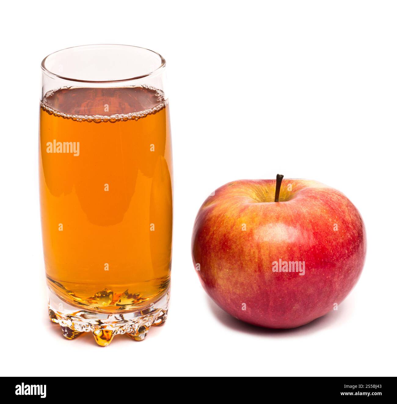 bicchiere di succo di mela e mele isolate su bianco Foto Stock