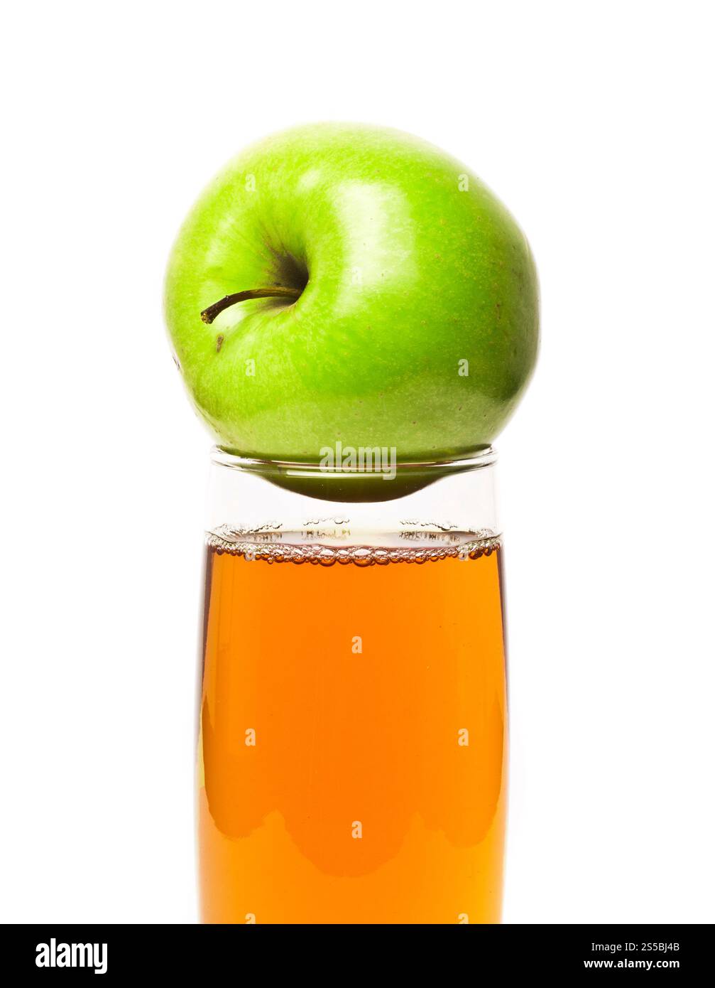 bicchiere di succo di mela e mele isolate su bianco Foto Stock