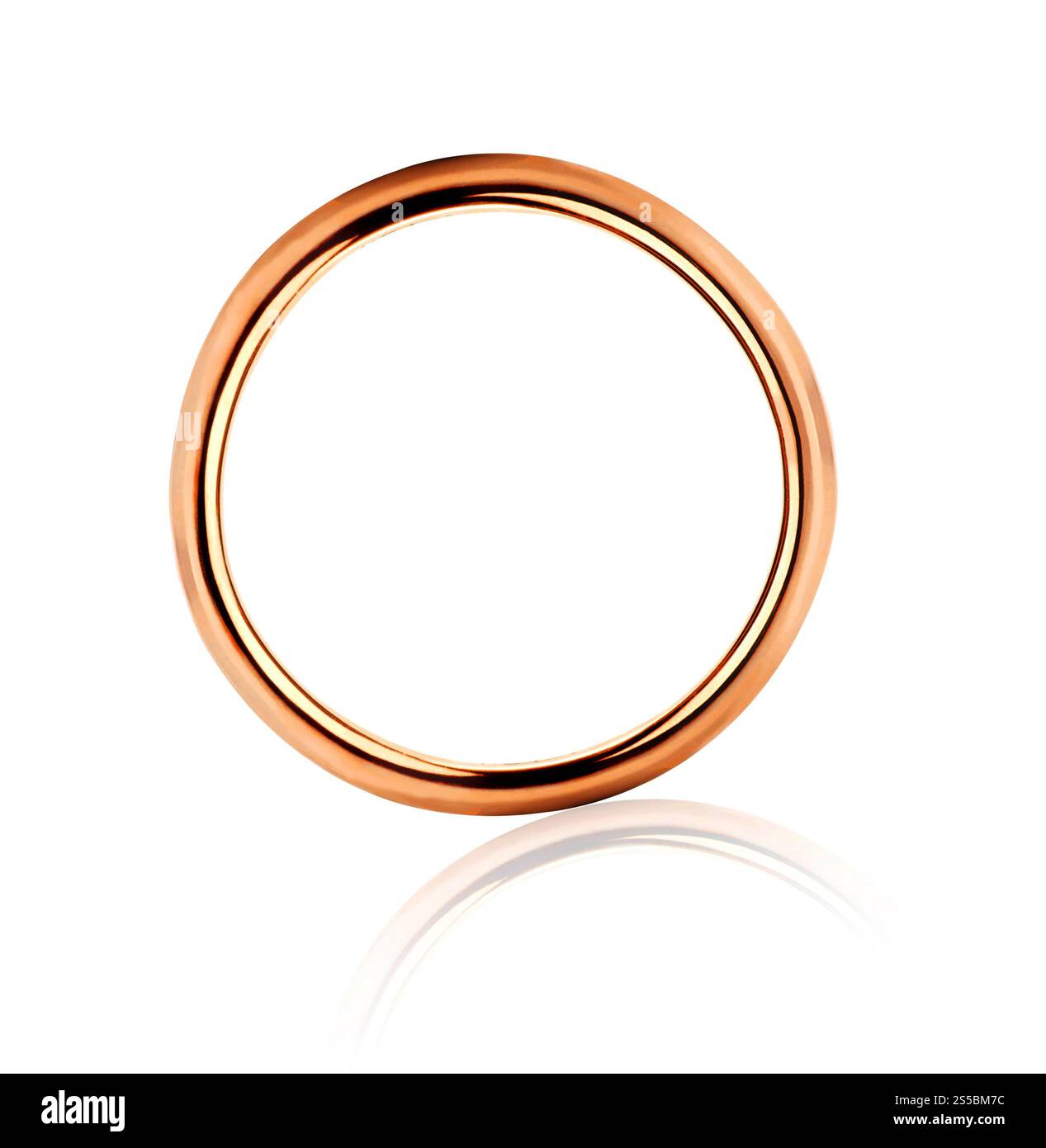 Solitario anello nuziale dorato isolato nel primo piano Foto Stock