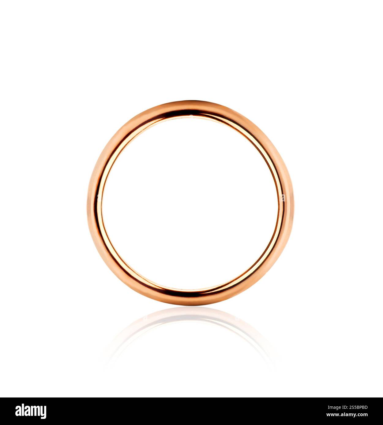 Solitario anello nuziale dorato isolato nel primo piano. Anello nuziale dorato solitario Foto Stock