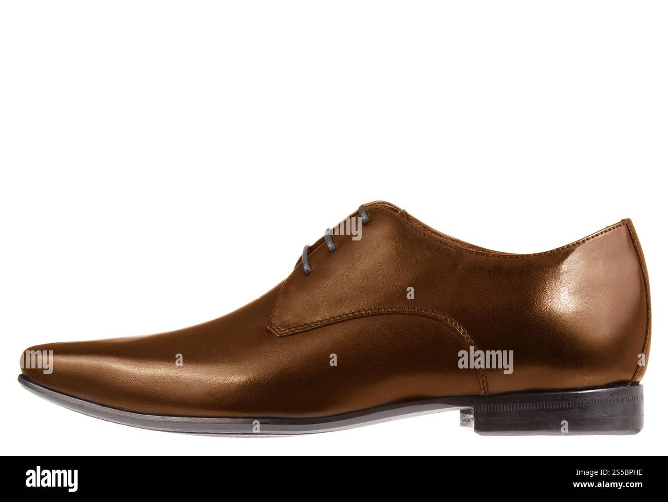scarpa singola in pelle marrone formale isolata su sfondo bianco. scarpa formale in pelle marrone singola Foto Stock