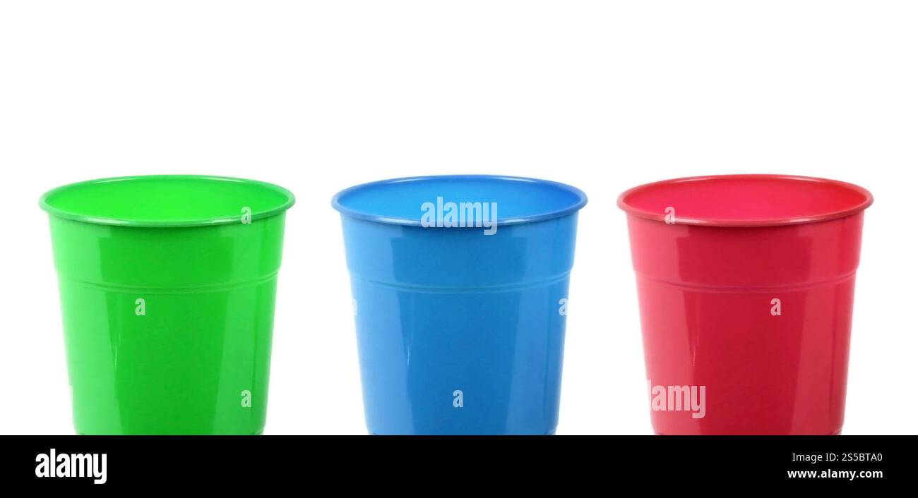 Set di bicchieri in plastica isolati su sfondo bianco. Set di bicchieri di plastica Foto Stock