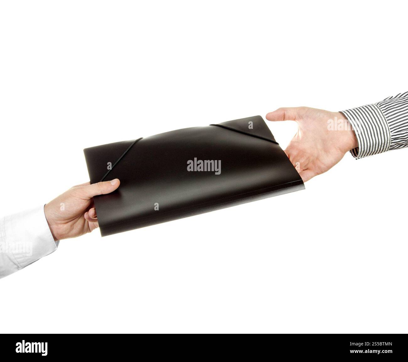 Mano che tiene una piegatrice isolata su sfondo bianco. Mano che regge una cartella Foto Stock