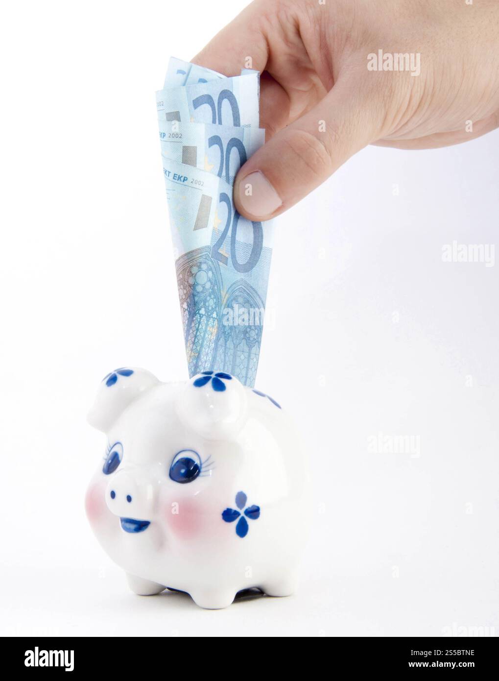 euro a mano con salvadanaio isolato su sfondo bianco. mano euro con salvadanaio Foto Stock