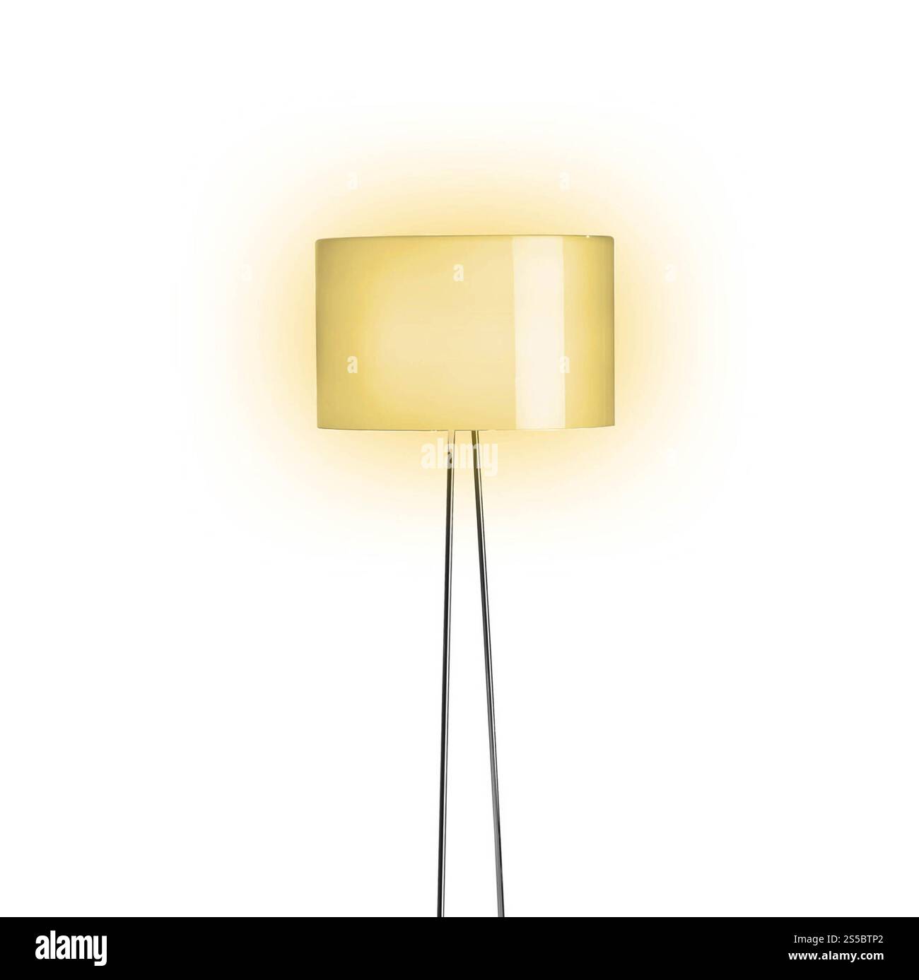 Lampada alta con paralume arancione isolata su sfondo bianco. Lampada alta con paralume arancione Foto Stock