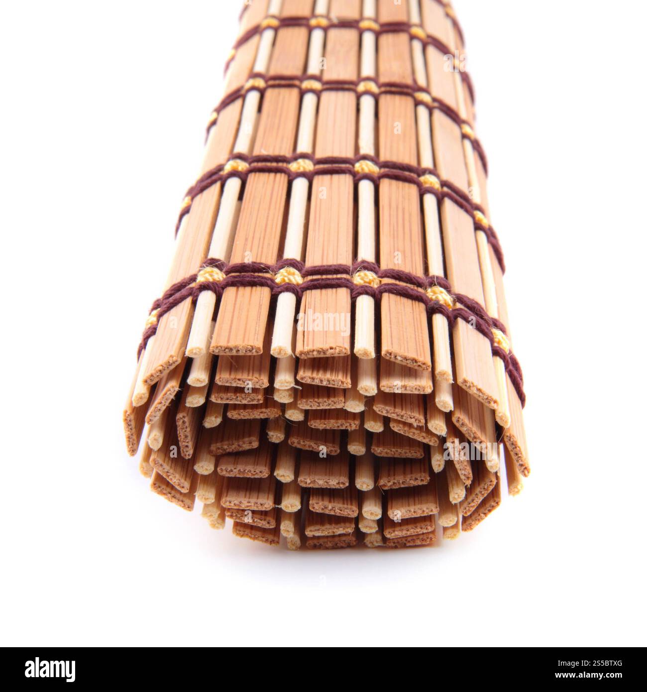 biancheria da letto piegata, tè in legno isolato su sfondo bianco. biancheria da letto ripiegata, tè in legno isolato Foto Stock