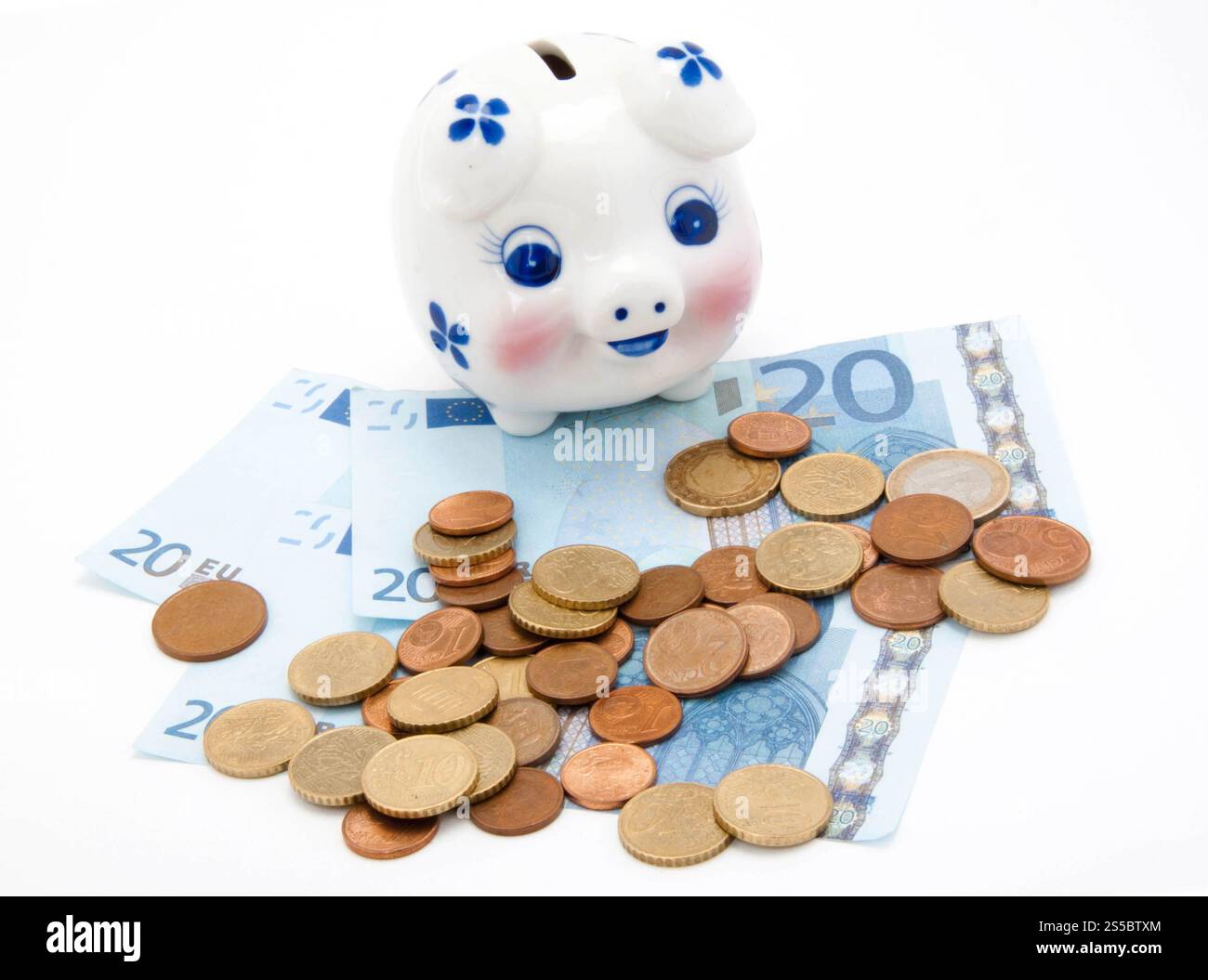 monete ed euro con salvadanaio isolato su sfondo bianco. monete e euro con salvadanaio Foto Stock