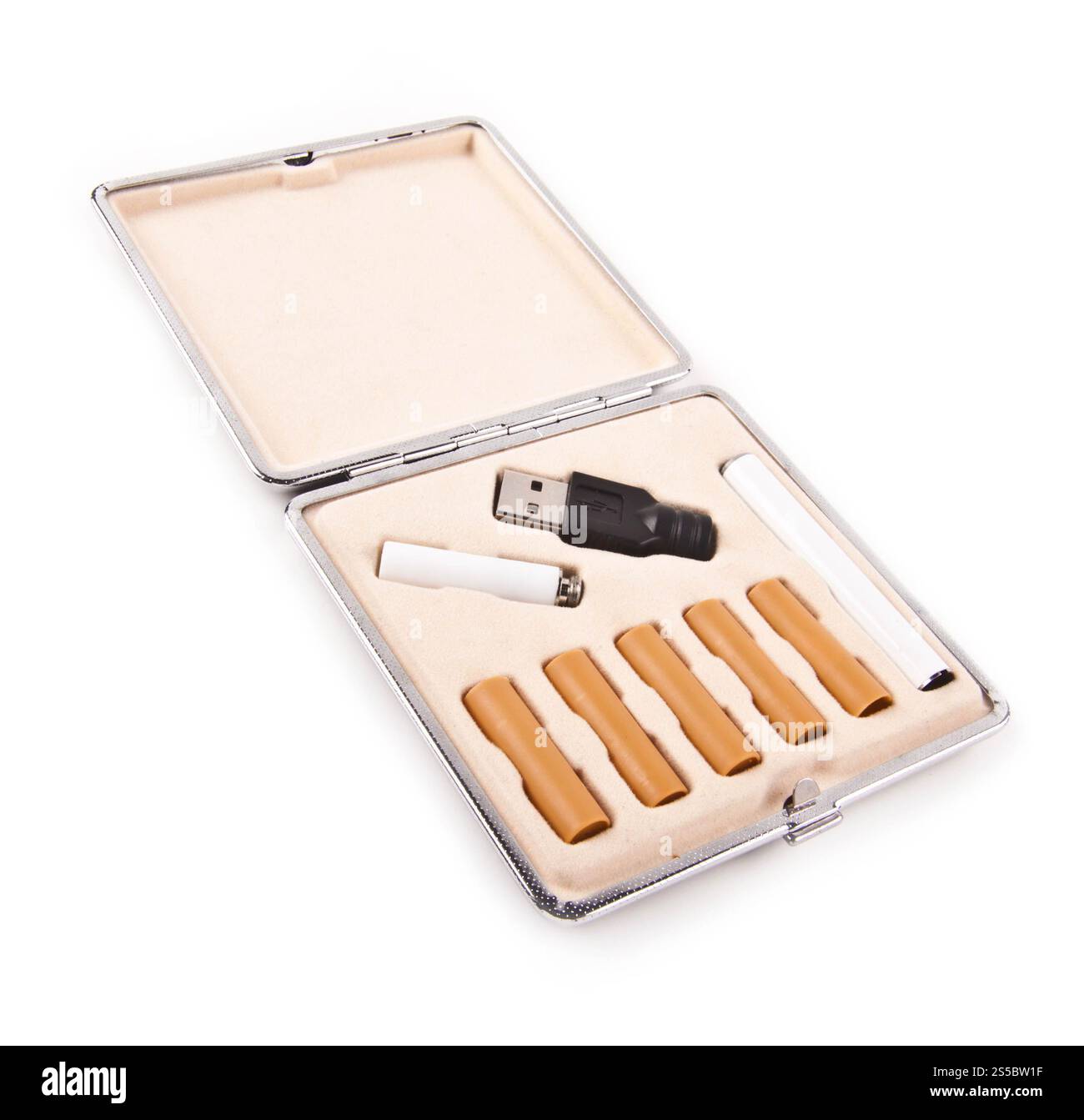 sigaretta elettrica in scatola isolata su sfondo bianco. sigaretta elettrica nella scatola isolata Foto Stock