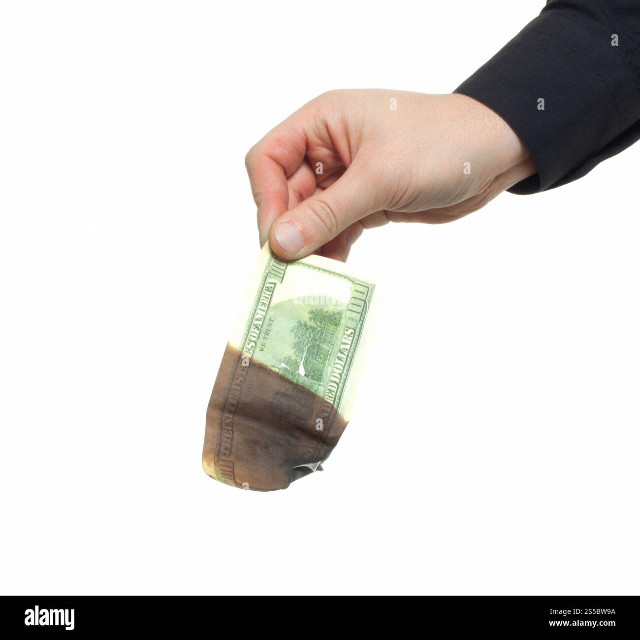 bruciare cento dollari isolati su sfondo bianco. bruciando cento dollari Foto Stock
