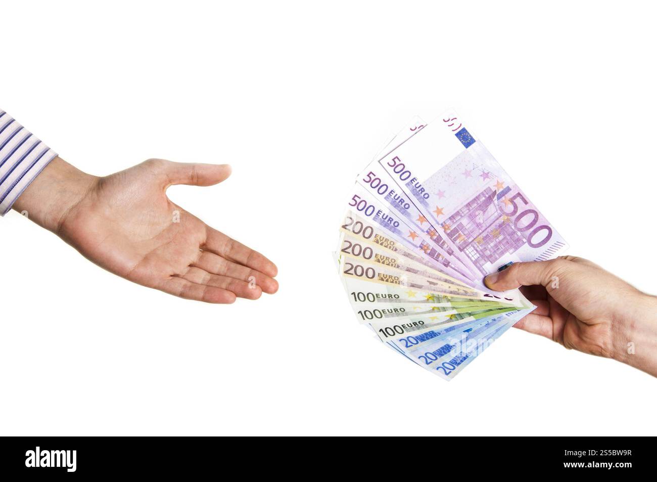 mano dell'uomo che prende banconote in euro isolate su sfondo bianco. uomo che prende le banconote in euro Foto Stock