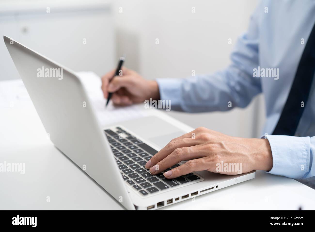 Uomo d'affari che lavora utilizzando le mani del computer portatile digitando su una tastiera. Investitore professionista che lavora per un nuovo progetto di Start-up. pianificazione aziendale in corso Foto Stock