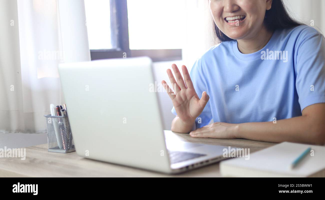 Videochiama persone che si incontrano con un gruppo di partner commerciali startup nuova teleconferenza normale. Donna felice che usa un notebook per videochiamate e. Foto Stock