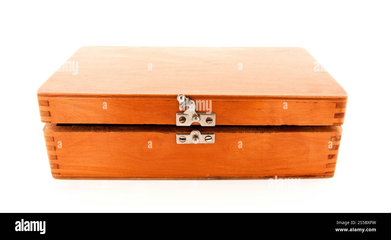 Cassa in legno vintage aperta isolata su sfondo bianco. Cassa in legno vintage aperta Foto Stock