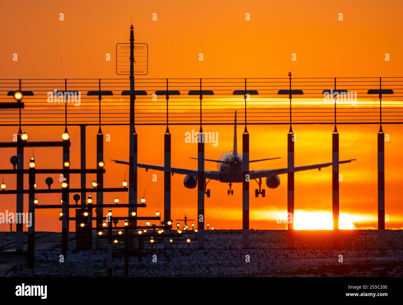 Aeromobili in avvicinamento alla pista principale sud, 05R/23L, illuminazione della pista, ausili di avvicinamento, all'aeroporto internazionale di Düsseldorf, tramonto, Renania settentrionale-Westp Foto Stock