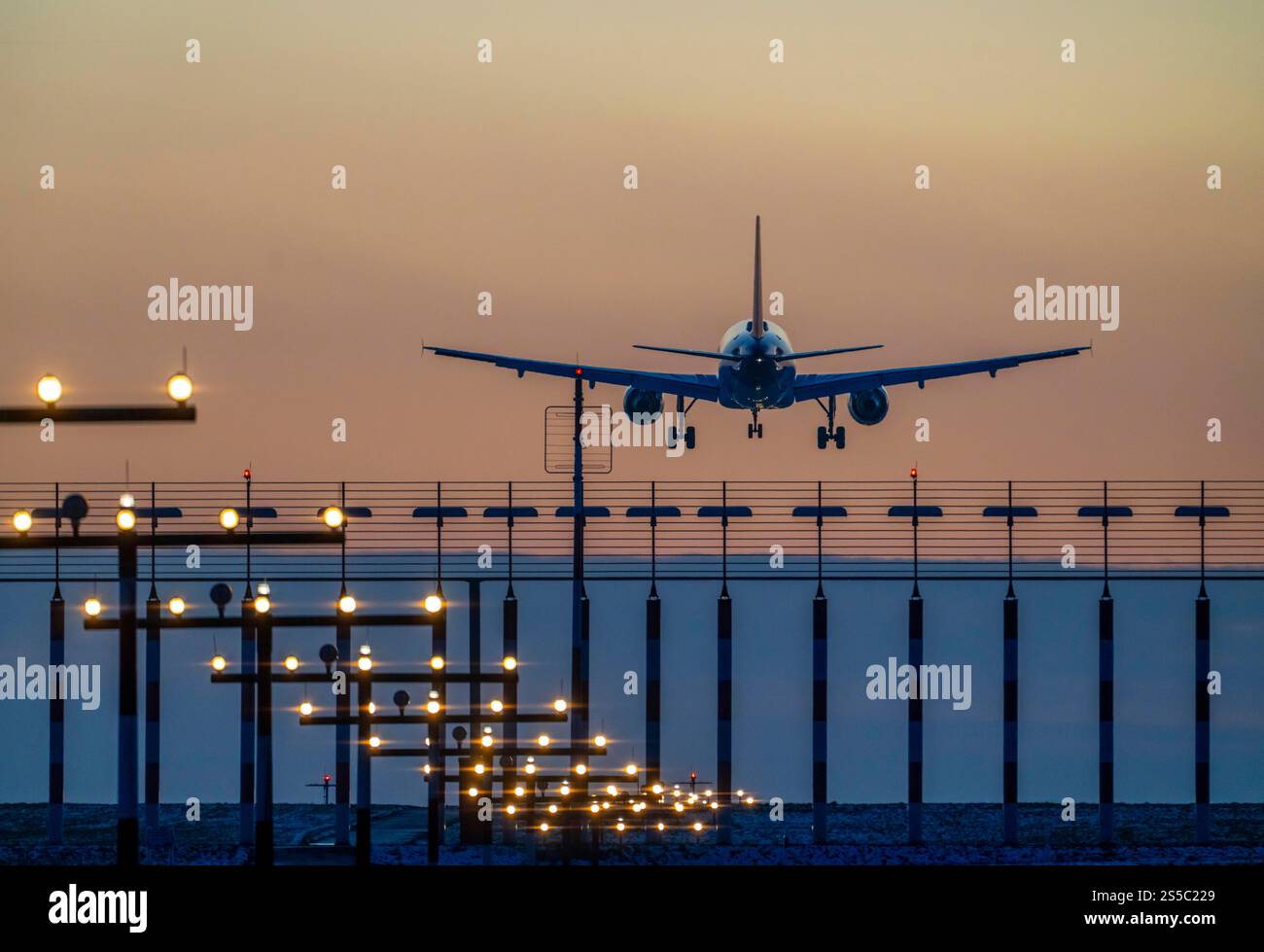 Aeromobili in avvicinamento alla pista principale sud, 05R/23L, illuminazione della pista, ausili di avvicinamento, all'aeroporto internazionale di Düsseldorf, tramonto, Renania settentrionale-Westp Foto Stock