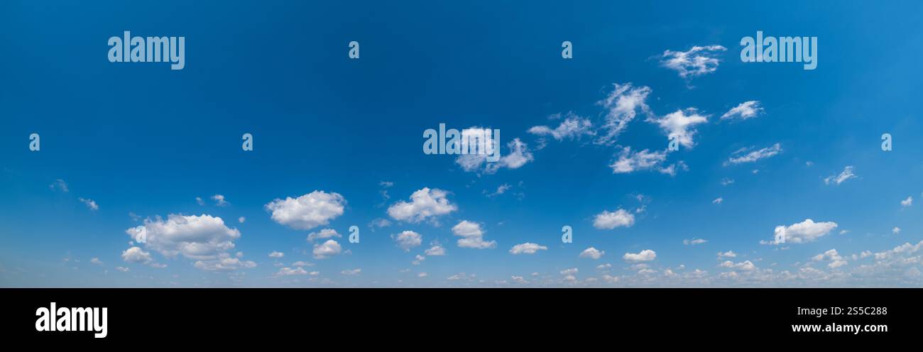 Nuvole in cielo blu panoramico ad alta risoluzione sfondo Foto Stock