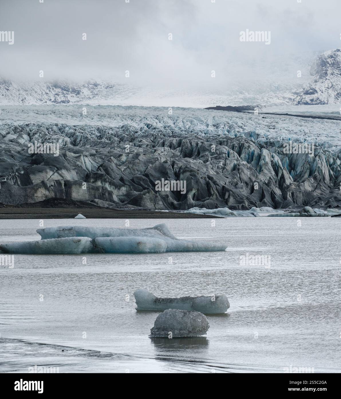 Ghiacciaio di Skaftafellsjokull, Islanda. La lingua del ghiacciaio scivola dalla calotta di Vatnajokull o dal ghiacciaio Vatna vicino al vulcano subglaciale Esjufjoll. Glaciale Foto Stock