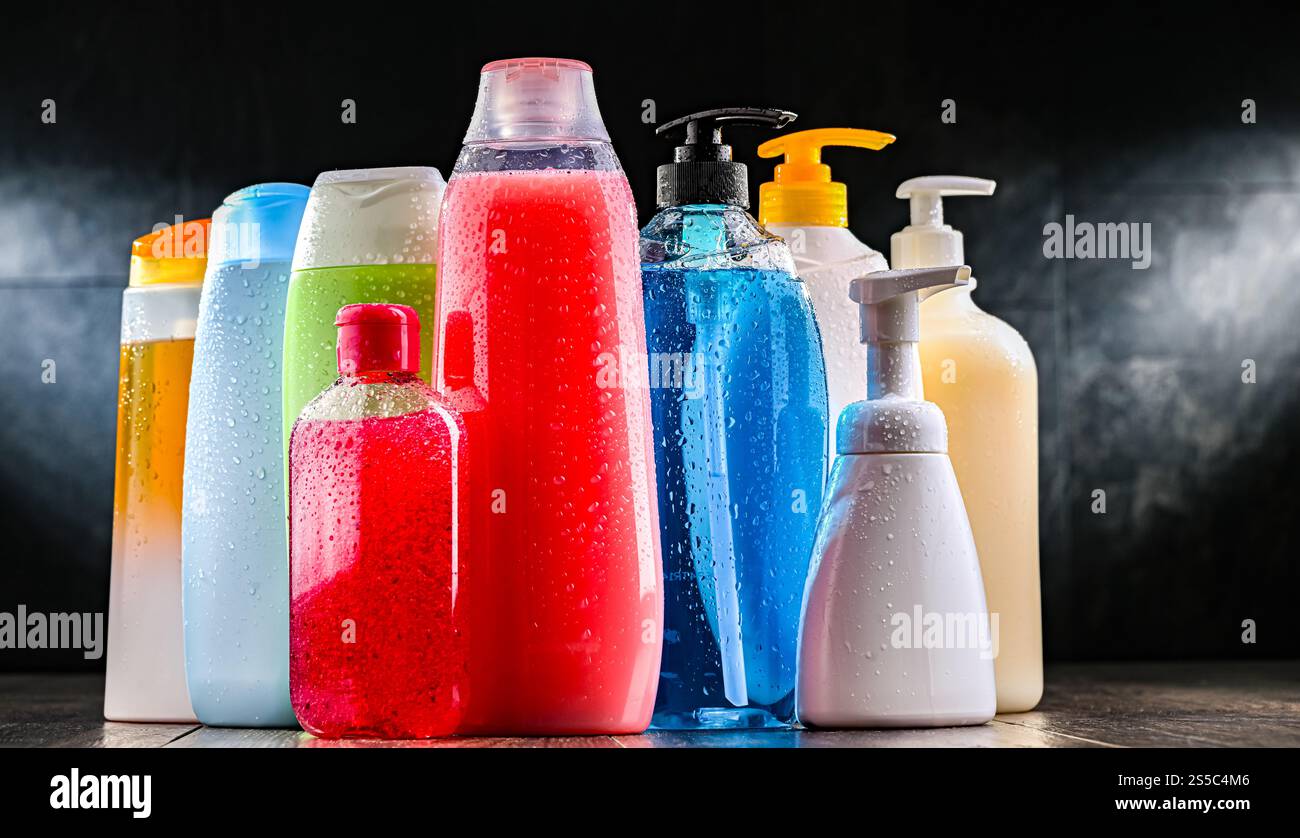 Contenitori in plastica con diversi prodotti per la cura del corpo Foto Stock