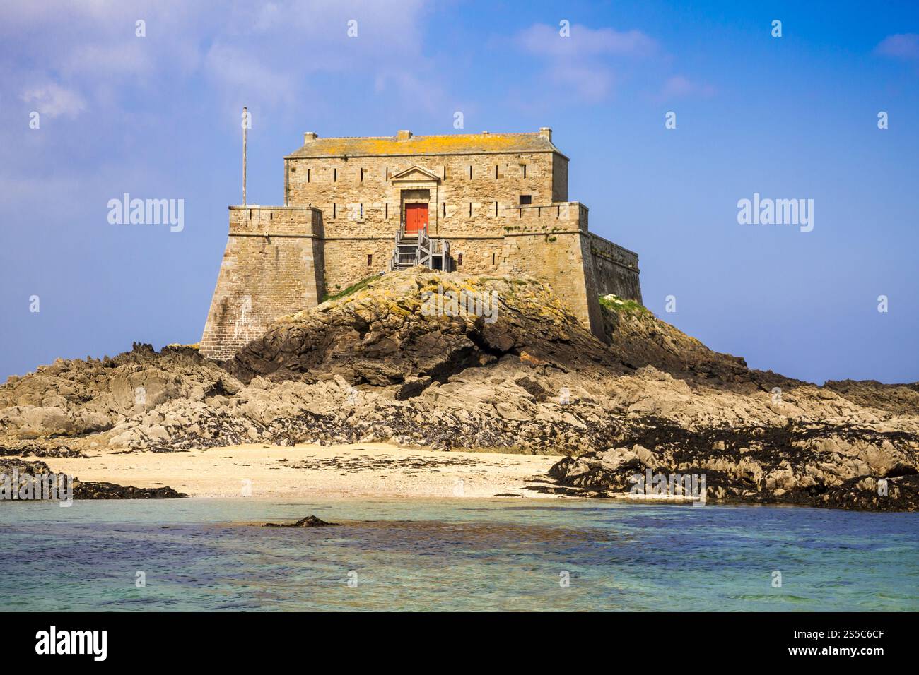 castello fortificato, Fort du Petit Be, spiaggia e mare nella città di Saint-Malo, Bretagna, Francia. castello fortificato, Fort du Petit Be, spiaggia e mare, Saint-Malo Foto Stock