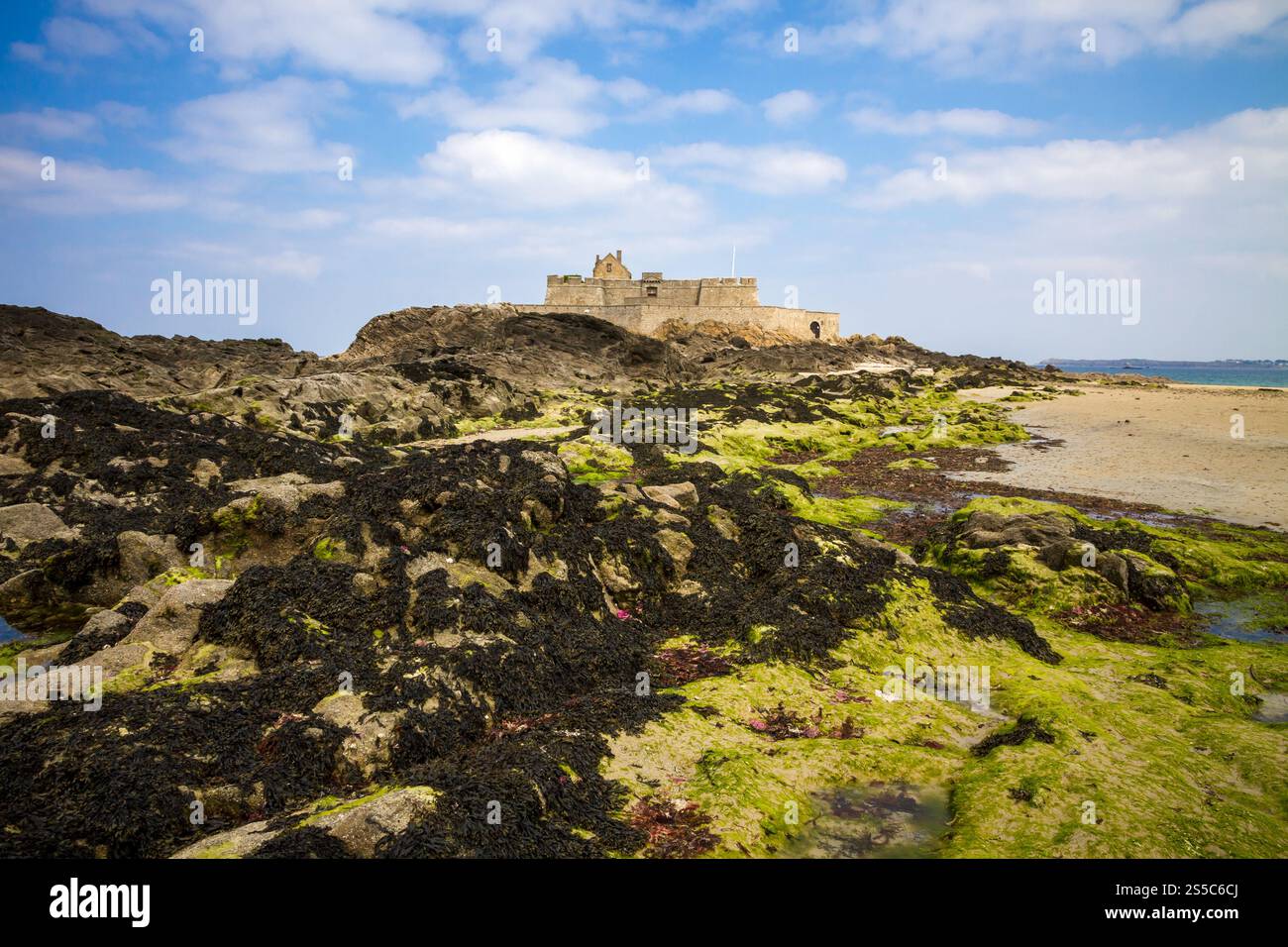 Fort National Island, spiaggia e mare nella città di Saint-Malo, Bretagna, Francia. Fort National, spiaggia e mare nella città di Saint-Malo, Bretagna, Francia Foto Stock