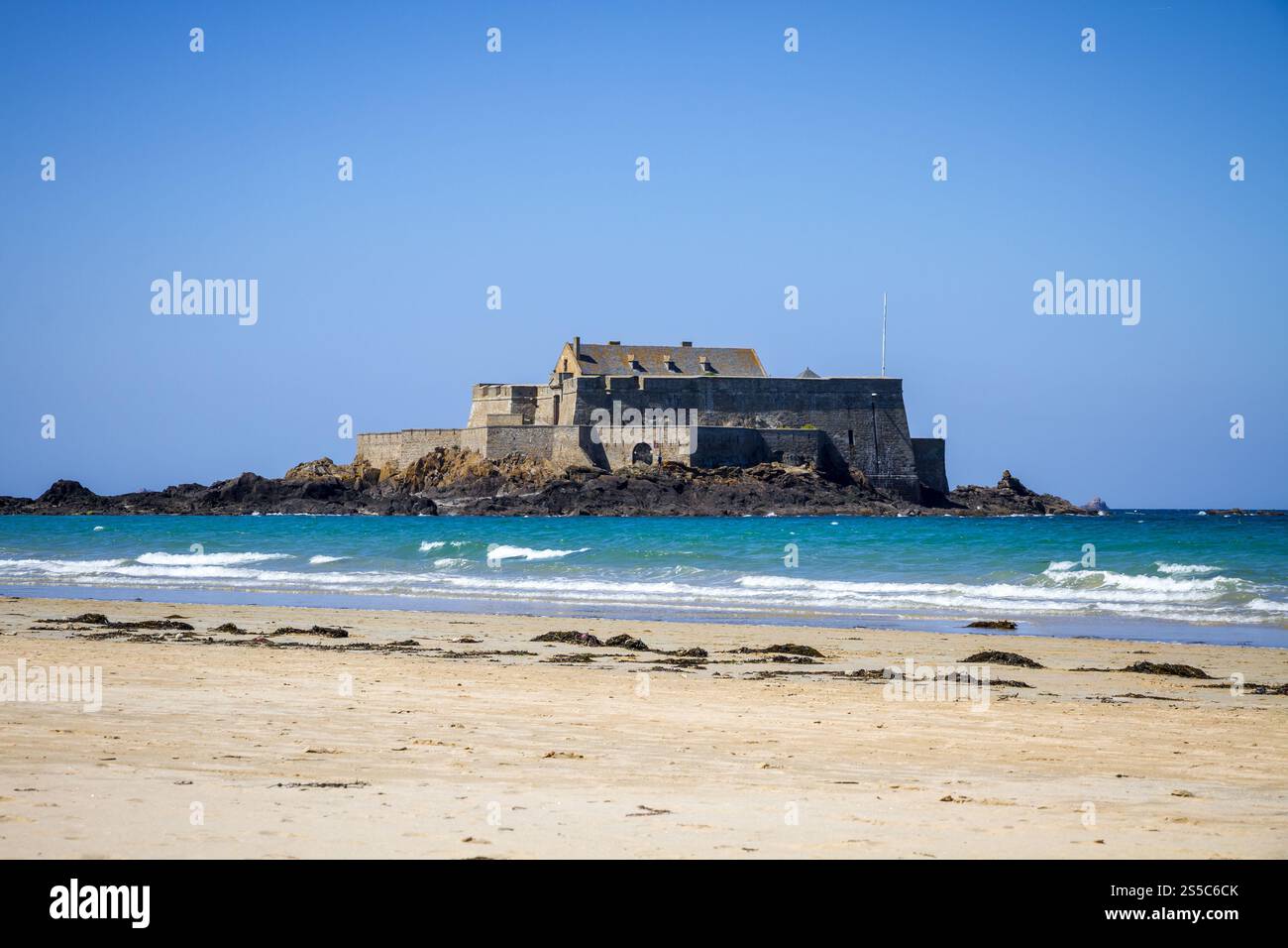 Fort National Island, spiaggia e mare nella città di Saint-Malo, Bretagna, Francia. Fort National, spiaggia e mare nella città di Saint-Malo, Bretagna, Francia Foto Stock