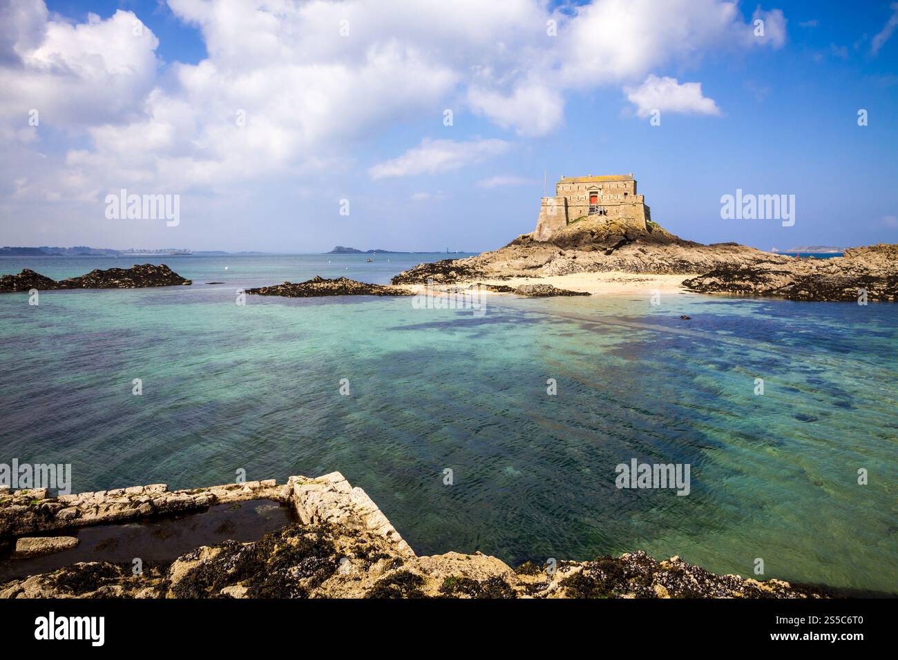 castello fortificato, Fort du Petit Be, spiaggia e mare nella città di Saint-Malo, Bretagna, Francia. castello fortificato, Fort du Petit Be, spiaggia e mare, Saint-Malo Foto Stock