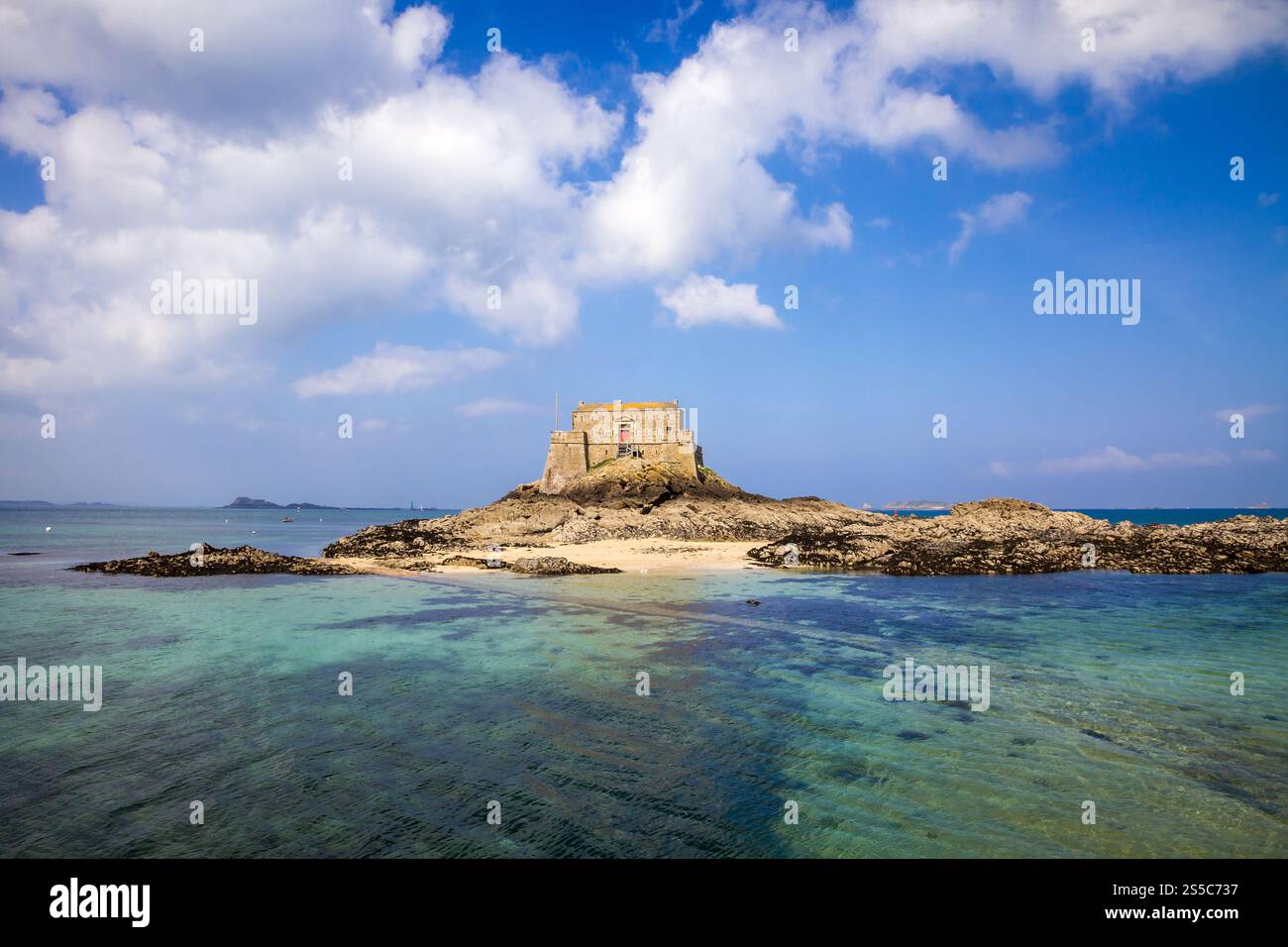 castello fortificato, Fort du Petit Be, spiaggia e mare nella città di Saint-Malo, Bretagna, Francia. castello fortificato, Fort du Petit Be, spiaggia e mare, Saint-Malo Foto Stock