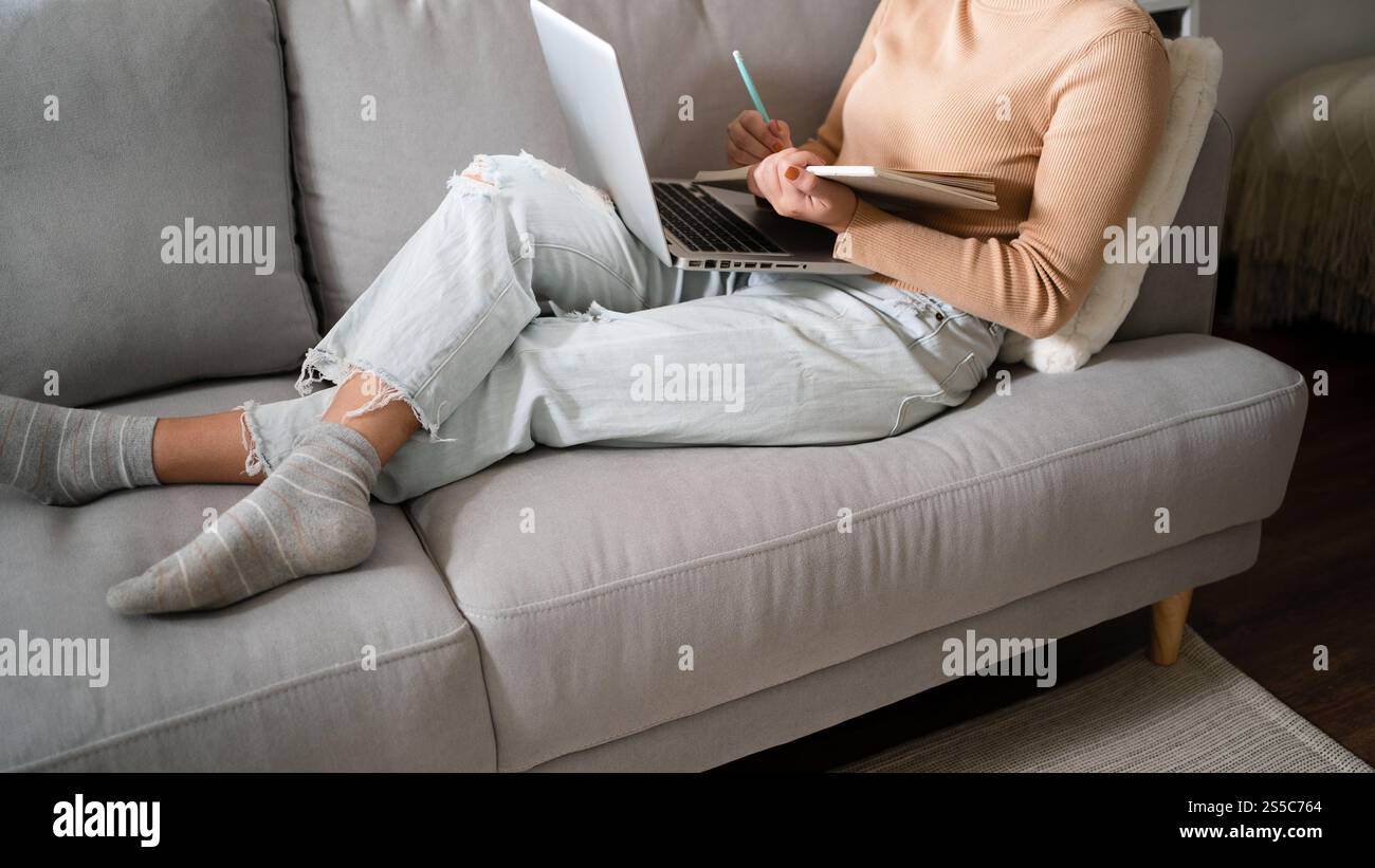 E learning Student girl formazione online a casa. Apprendimento formazione studio esame videoconferenza Tutor videoconferenza tramite webcam concetto di e-coaching Foto Stock