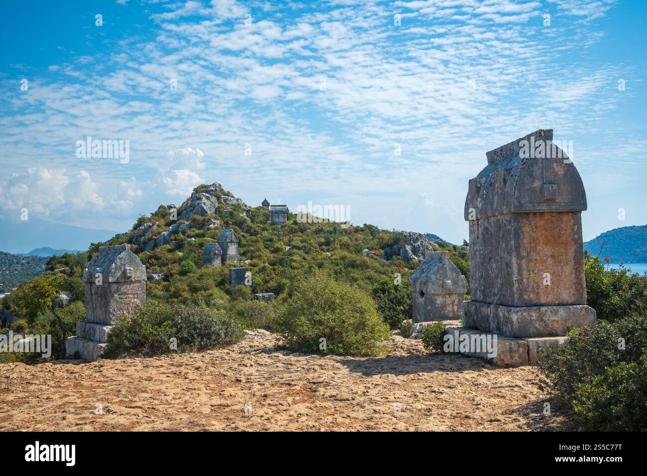 Antiche Tombe Licie in un paesaggio montano panoramico a Kalekoy Golfo Kekova Simena Turchia Antalya Foto Stock