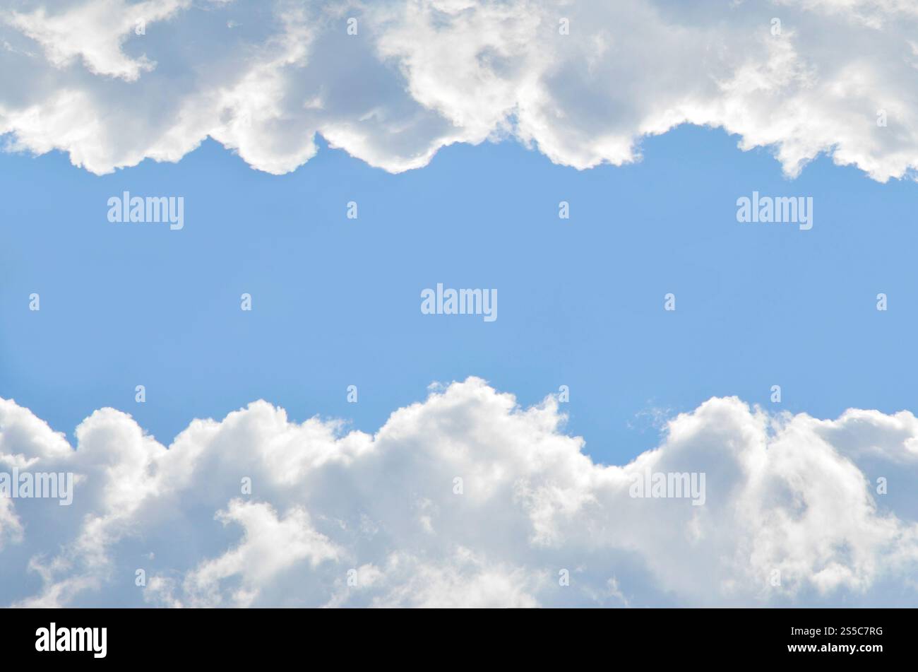Il vasto cielo blu e le nuvole spesse. Spazio di copia orizzontale per il testo. Modello per banner e pubblicità. Cielo blu con nuvole bianche e orizzontale Foto Stock