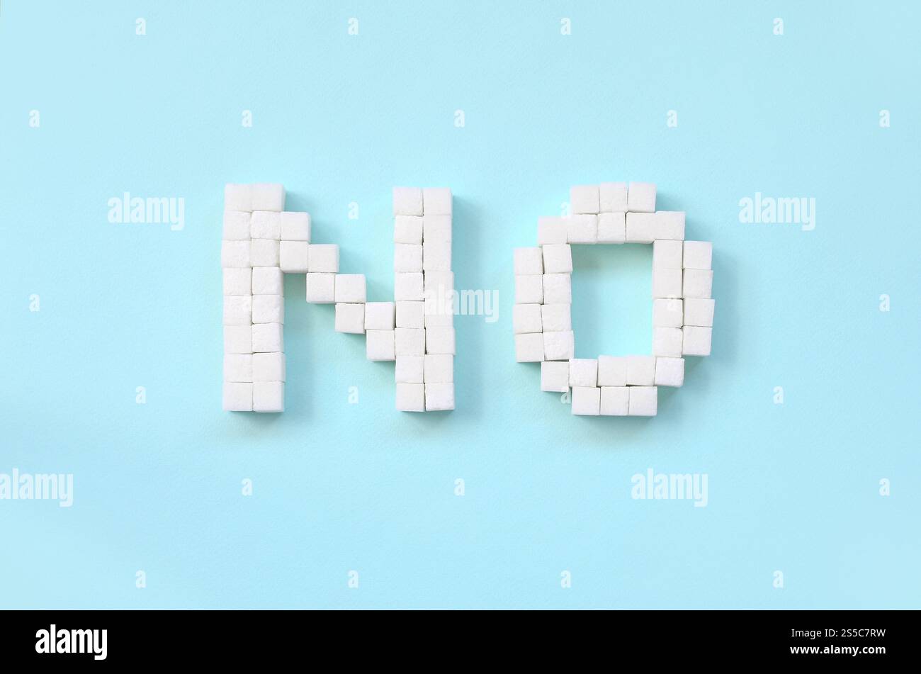NESSUNA lettera di cubetti di zucchero su sfondo blu pastello. Concetto diabetico. Rifiutare lo zucchero. Vista dall'alto minima in posizione piatta. Rifiuto di segno di zucchero con grande Foto Stock