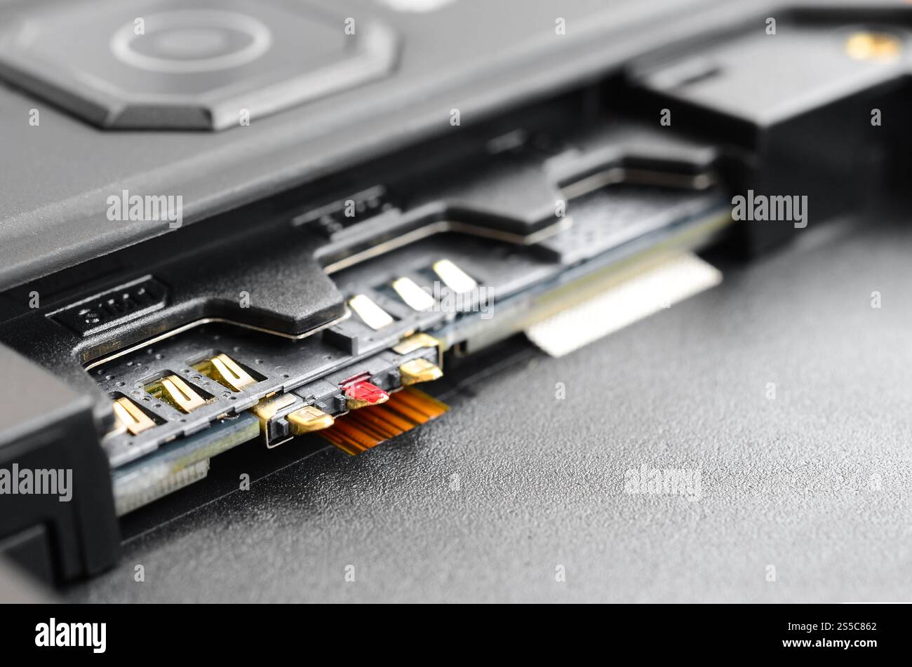 Concetto di tecnologia di comunicazione mobile 5G a banda larga. Doppio slot per scheda SIM negli smartphone moderni. SIM memorizza l'identità dell'abbonato mobile internazionale Foto Stock