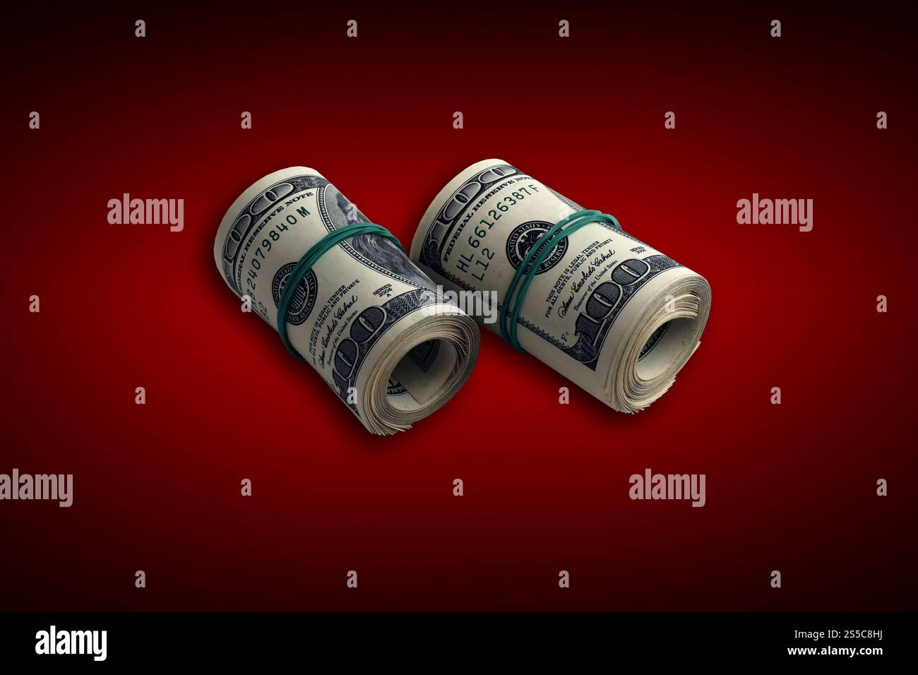 Banconote da 10 sterline britanniche stampate su un trasportatore per la produzione di denaro. Collage di molte bollette. Concetto di inflazione e svalutazione valutaria. 10 sterline britanniche Foto Stock