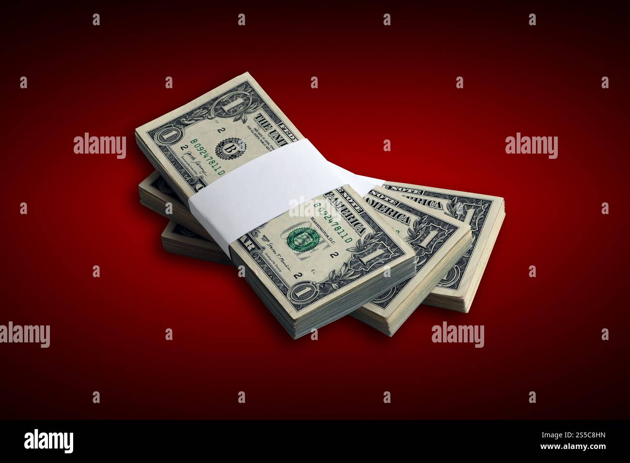 Banconote da 1 dollaro e martello del giudice con manette della polizia sul banco del tribunale. Concetto di processo giudiziario o corruzione. Evasione fiscale o evasione fiscale. 1 US Foto Stock