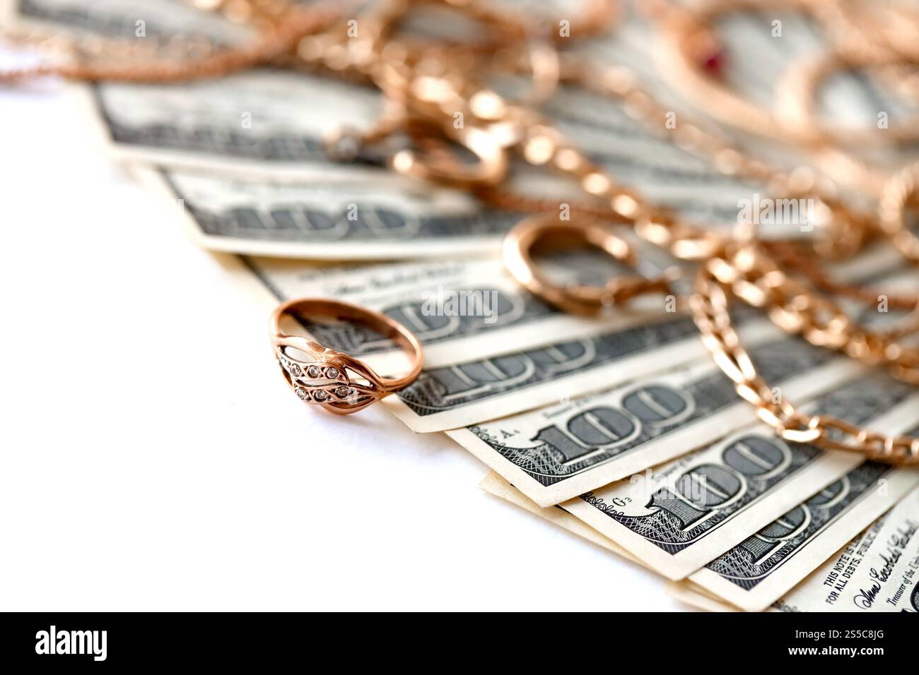 50 banconote ucraine di hryvnias stampate su trasportatore per la produzione di denaro. Collage di molte bollette. Concetto di inflazione e svalutazione valutaria. 50 ucraino Foto Stock