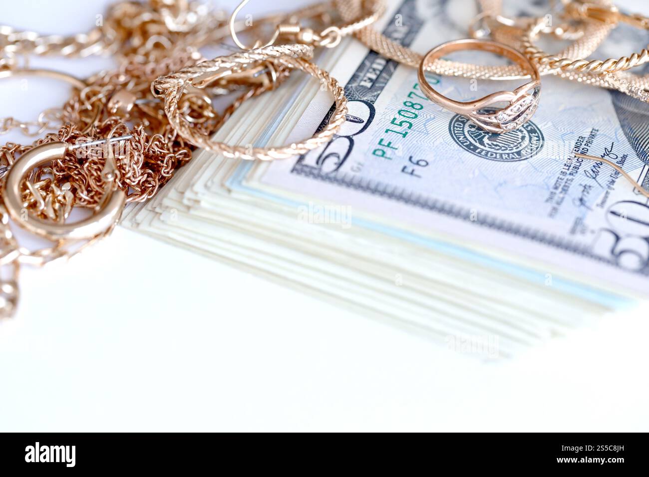 Ventilatore e calcolatrice da 5 sterline inglesi con occhiali e penna. Concetto di stagione del prestito aziendale o del pagamento delle imposte. Pianificazione finanziaria. 5 sterline britanniche Foto Stock