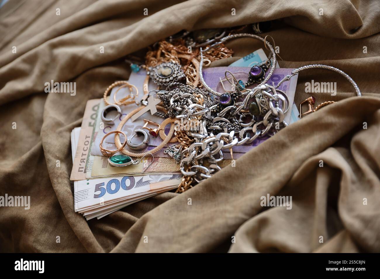 Banconote da 5 sterline britanniche stampate su un trasportatore per la produzione di denaro. Collage di molte bollette. Concetto di inflazione e svalutazione valutaria. 5 sterline britanniche Foto Stock