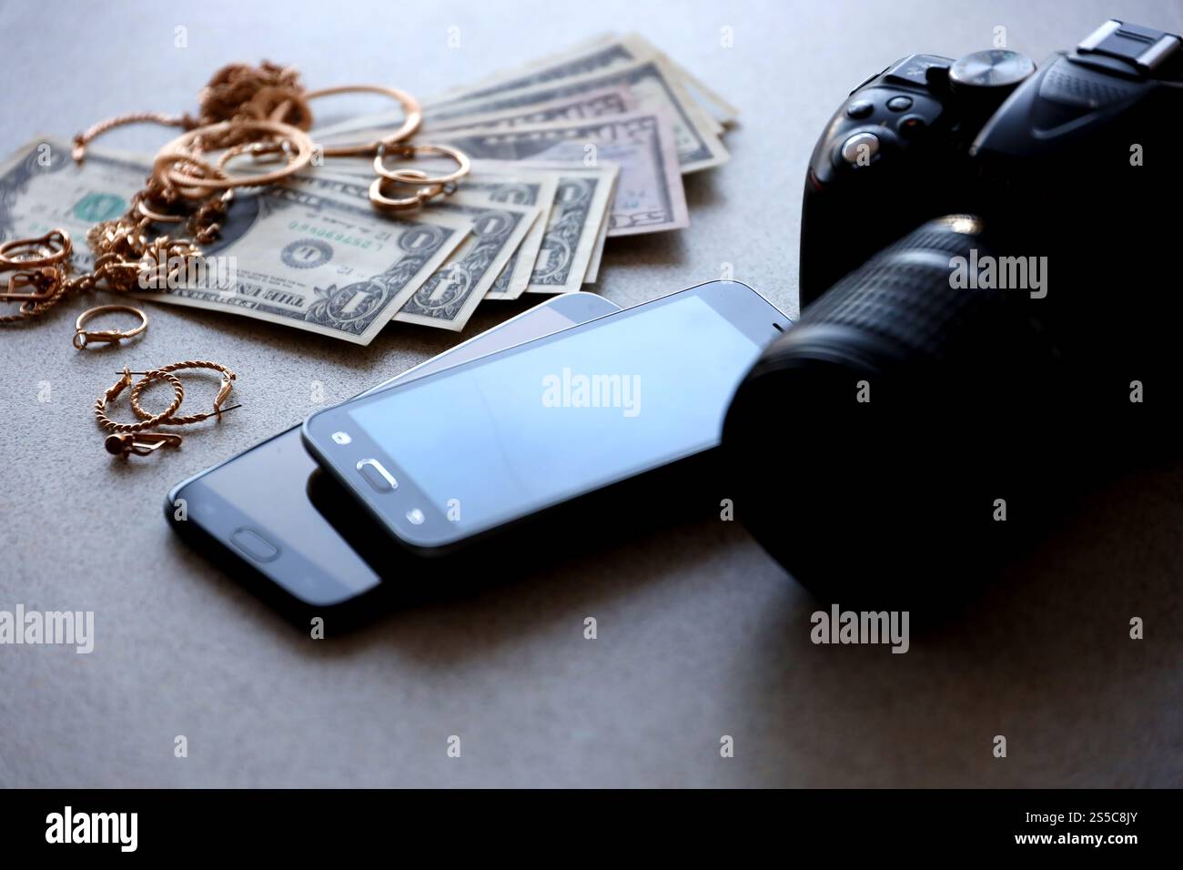 3 banconote convertibili in pesos cubani stampate su un trasportatore per la produzione di denaro. Collage di molte bollette. Concetto di inflazione e svalutazione valutaria. 3 cubano Foto Stock