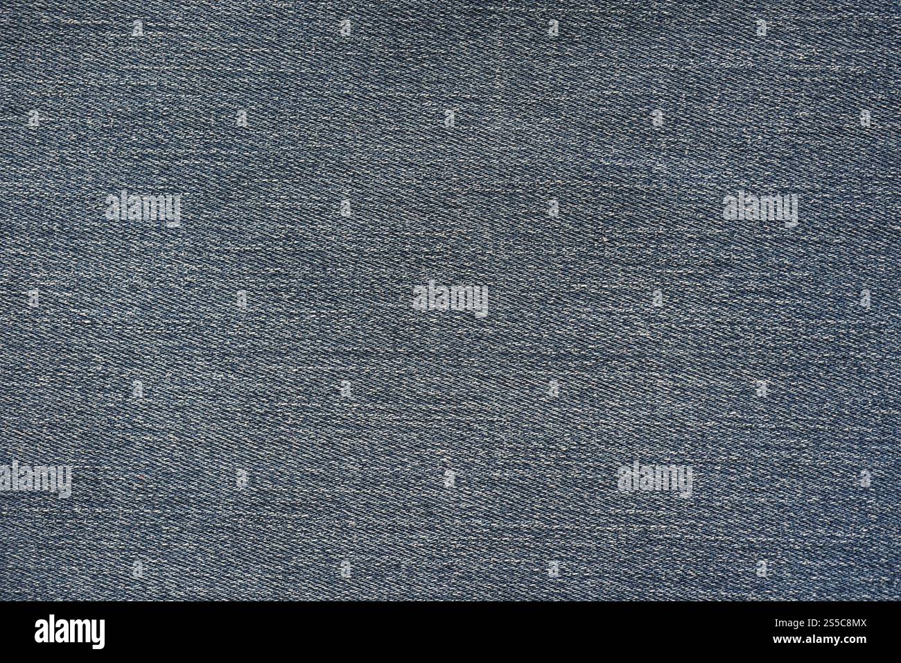 Una persona vede un'iscrizione bianca sul display nero dello smartphone che tiene in mano. Codice promozionale Foto Stock