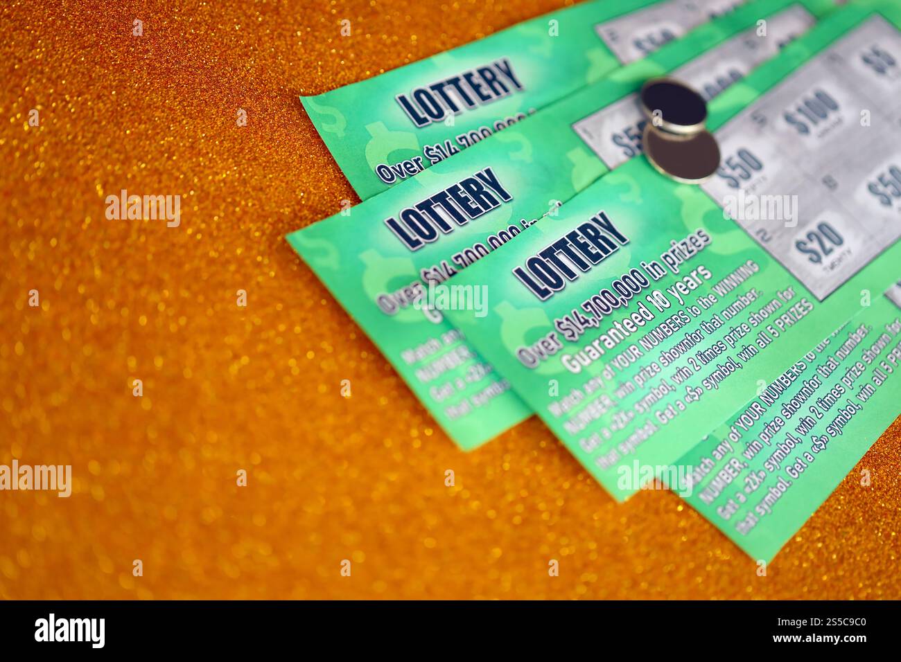 Una persona vede un'iscrizione bianca sul display nero dello smartphone che tiene in mano. Sito Web Foto Stock