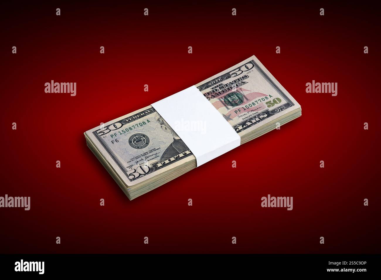 La penna, il notebook, la calcolatrice, lo smartphone e le fatture del dollaro si trova sul modulo di imposta 1040 US Reddito Individuale ritorno di imposta. Il tempo di pagare le tasse Foto Stock