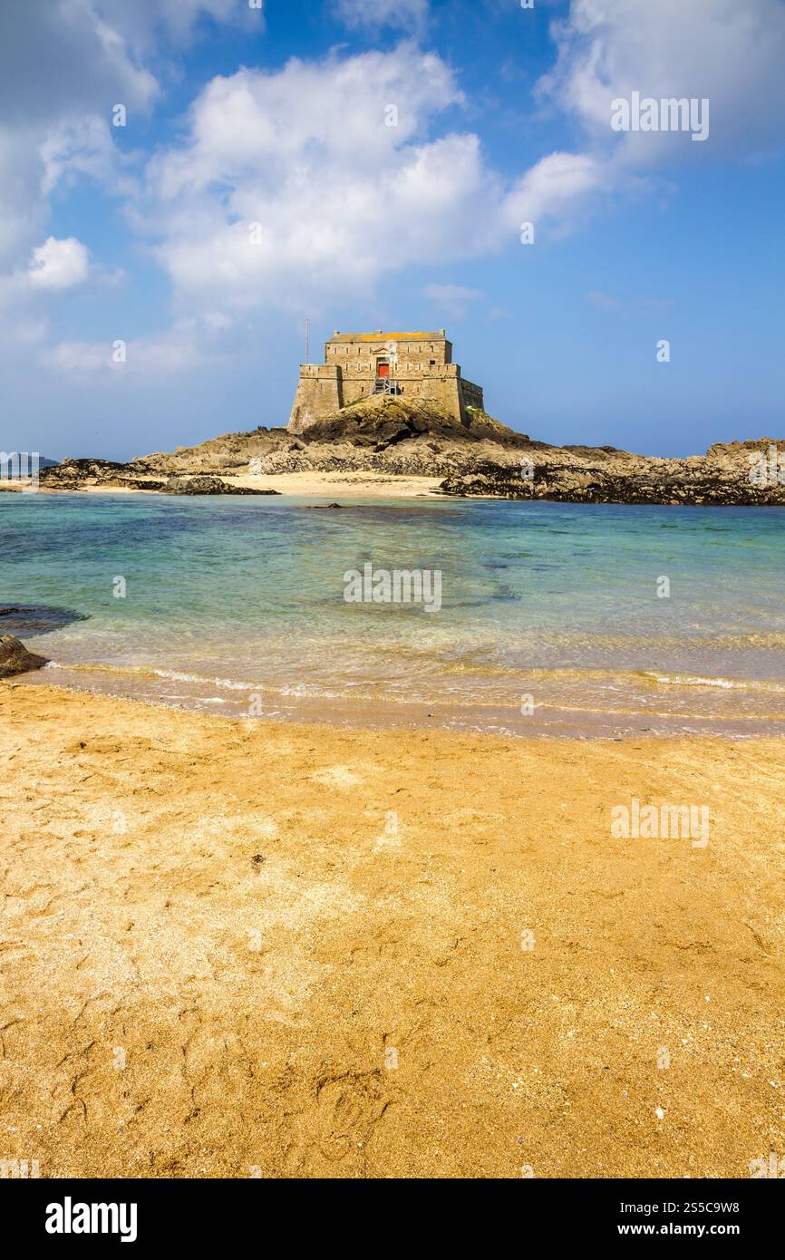 castello fortificato, Fort du Petit Be, spiaggia e mare nella città di Saint-Malo, Bretagna, Francia. castello fortificato, Fort du Petit Be, spiaggia e mare, Saint-Malo Foto Stock