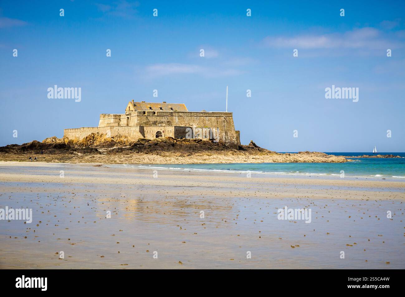 Fort National Island, spiaggia e mare nella città di Saint-Malo, Bretagna, Francia. Fort National, spiaggia e mare nella città di Saint-Malo, Bretagna, Francia Foto Stock