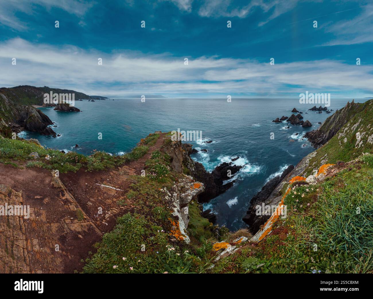 Costa de Loiba tramonto paesaggio con formazioni di roccia vicino a riva (Asturias, Spagna). Foto Stock