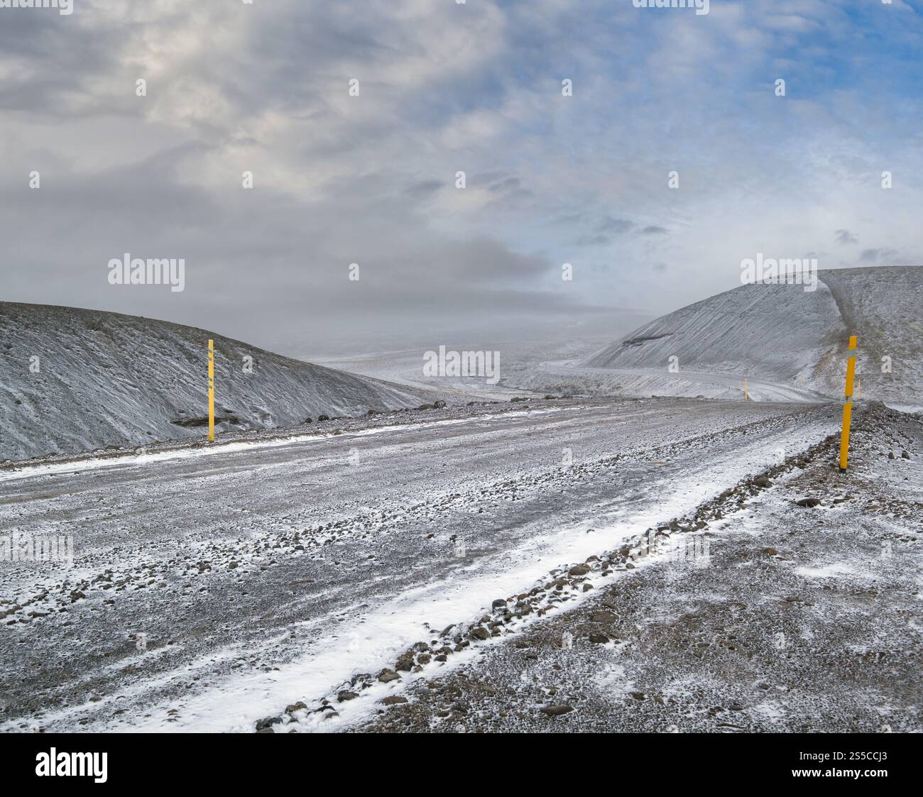 Inverno in arrivo. Vista sulle montagne lungo la Kjolur Highland Road F35, Islanda, Europa. Inizio della tempesta di neve in autunno. Foto Stock
