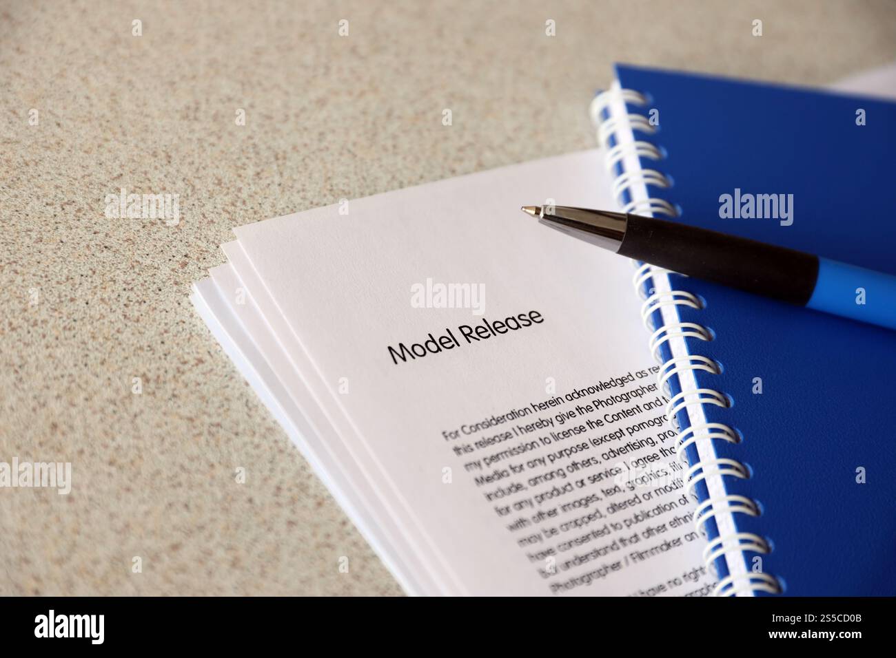 La struttura del muro dalla vecchia piastrella, dipinta di grigio sotto l'influenza della condensazione. Molte piccole gocce e macchie d'acqua sulla parete Foto Stock