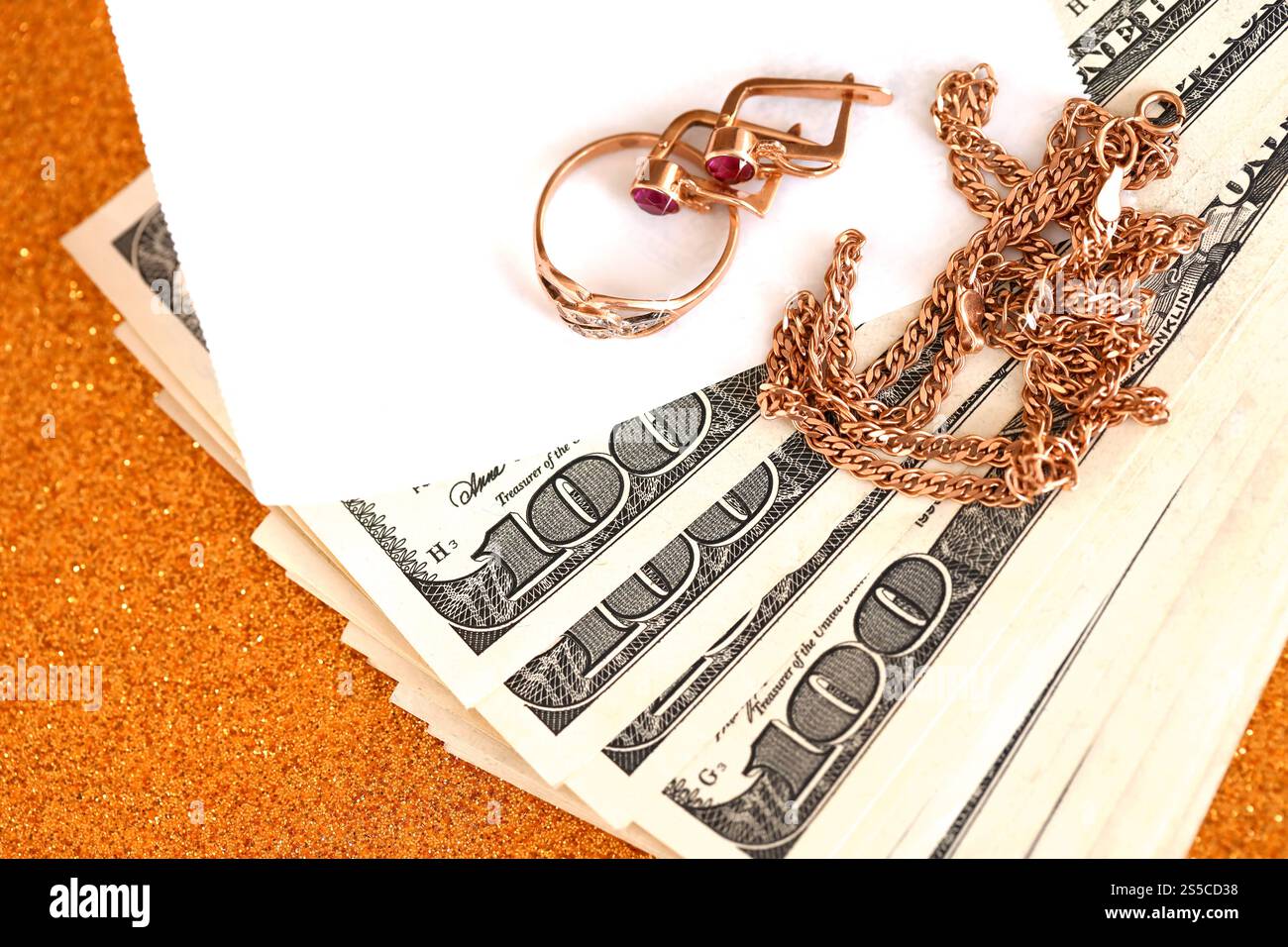 Foto notturna di un semaforo per pedoni, che si illumina in rosso Foto Stock